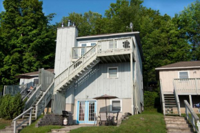 Newly Renovated 2 Bedroom Beach Front Condo 2C